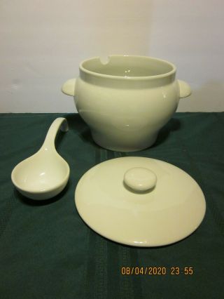 Crate & Barrel Soup Tureen W Lid & Ladle Solid White 6 1/2 " H 7 1/2 " W Inside
