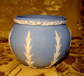 Vintage Ecanada Art Pottery Jasperware White On Pale Blue Cachepot