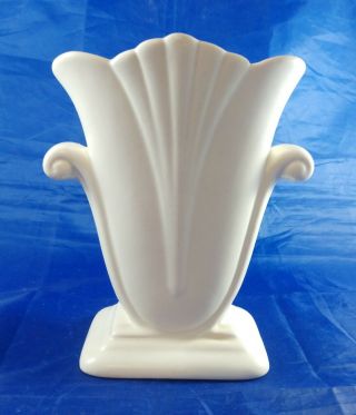 Red Wing 7.  5 " Fan Shape Vase 886 Cream/white