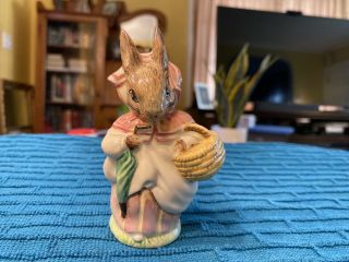 Beatrix Potter Figurine Mrs.  Rabbit F.  Warne Beswick England