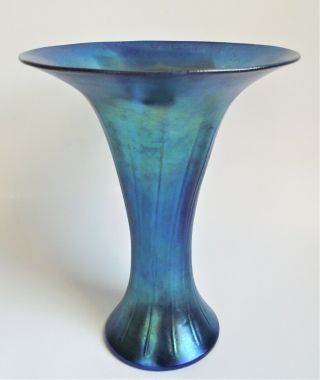 1991 Lundberg Studios Peacock Blue Iridescent Art Glass Trumpet Vase Rib Signed
