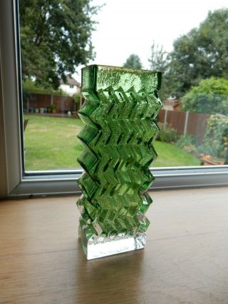 Whitefriars Glass Pattern 9761 Zig Zag Vase In Meadow Green - Geoffrey Baxter Af