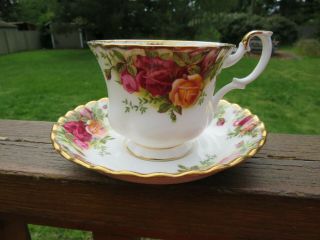 Royal Albert Footed Tea Cup & Saucer Set Old Country Roses Montrose