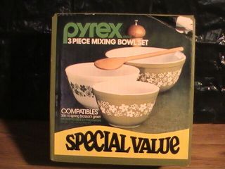 Vintage 3 Pc.  Pyrex Mixing Bowl Set Spring Blossom Green