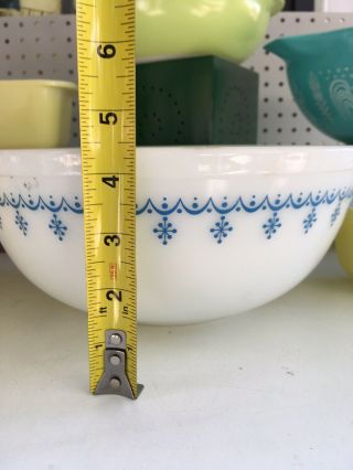 Vintage Pyrex Large White Snowflake Garland 4 Quart Bowl 404