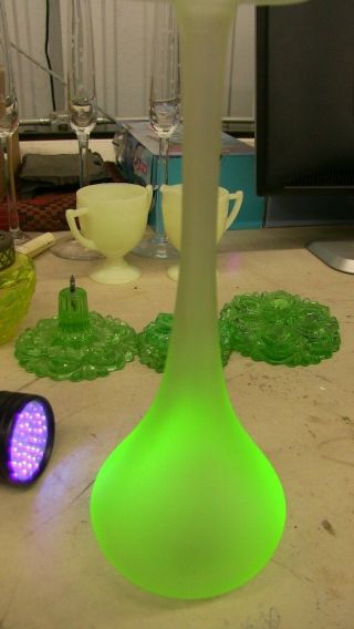 1 Vintage Glowing Vaseline/uranium Glass Bud Vase