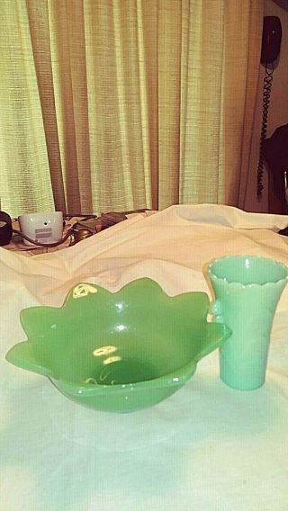 Vintage Jadeite Scalloped Edge Bowl 9” & Art Deco Scalloped Edge Vase 5 1/4 " T