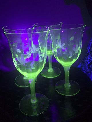 Set Of 4 Green Depression Uranium Glass Floral Etched Optic Wine Goblets 6.  5”
