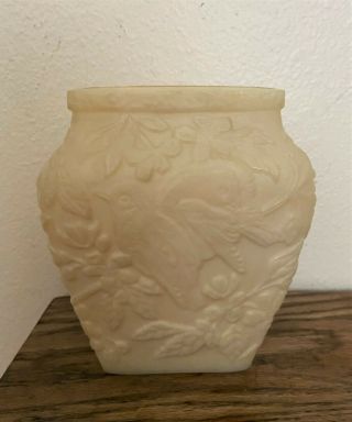 Vintage Imperial Glass Ivory Custard Love Birds Pattern Vase - 6.  25 "