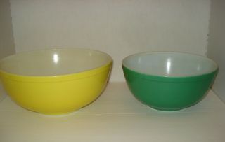 Vintage Set Of 2 Pyrex Nesting Mixing Bowls Yellow & Green 1940 