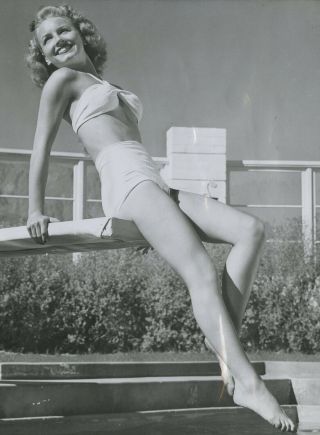 Sunny Pin - Up Beauty Janet Blair 1946 Barefoot Bathing Beauty Photograph 2