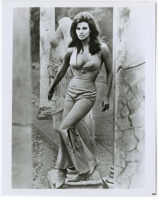 Raquel Welch In Italy 1960s - 1970s Sexy Mod Pin - Up Glamour Photograph