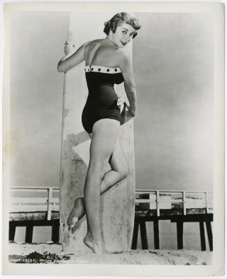 Bathing Beauty Ingénue Janet Leigh 40s Leggy Barefoot Pin - Up Photograph