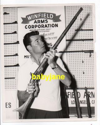 James Garner Vintage 8x10 Photo 1957 Holding Rifle At Sportsman Show Los Angeles