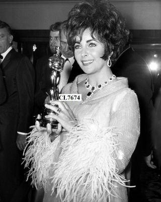 Elizabeth Taylor Holding Her Oscar At The Grosvenor Hotel,  London Photo