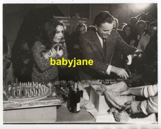 Elizabeth Taylor Richard Burton 8x10 Photo 1965 Party On Sandpiper Set