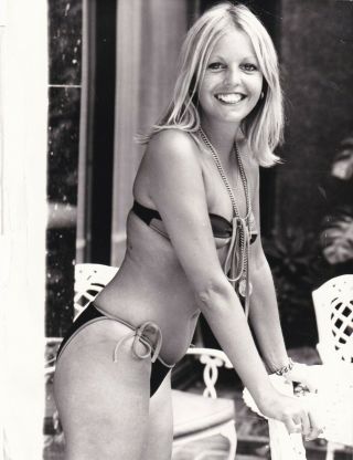1976 Photo Pin - Up Sally Thomsett Swimsuit Leggy Cheesecake Portrait Keystone R3