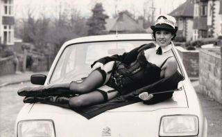 1985 Photo Pin - Up Carole Baker Alluring Leggy Cheesecake Portrait Keystone R3