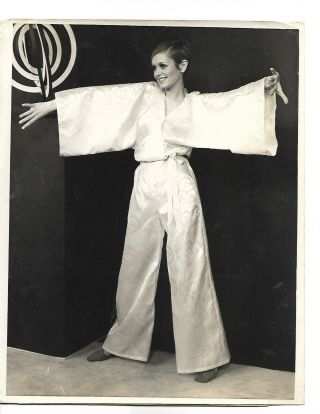 Twiggy In Alluring Pose Fashion Model 1967 Vintage Photo 72