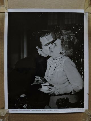 Fred Gwynne Kisses Hermione Gingold Photo 1966 Munster,  Go Home