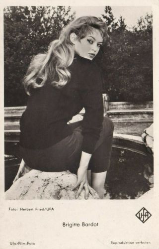 1960s Ravishing French Sex Kitten Brigitte Bardot Vintage Postcard