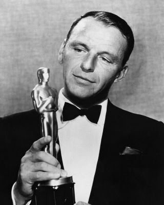 Frank Sinatra B&w 8x10 Photo Holding Oscar