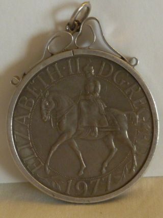 Queen Elizabeth Ii Dg.  Reg.  Fd 1977 Silver Coin In Silver Pendant