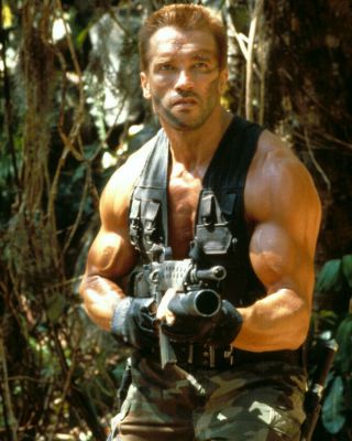 Arnold Schwarzenegger Predator 8x10 Photo Pointing Machine Gun Bulging Muscles