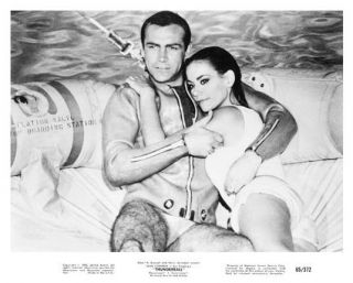 Thunderball Scene Still Sean Connery & Claudine Auger - (g336)