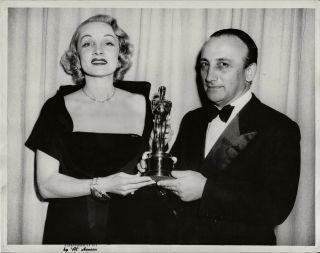 Marlene Dietrich Awards The Oscar For Best Foreign Film Orig 1951 Press Photo
