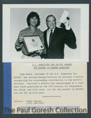Beatles - B717 Press Photo - George Harrison Hugh Downs Unicef Award - 1982 - Estq