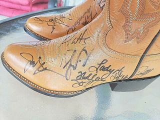 2008 Acm Awards Boots 19 Autographs Taylor Swift,  Terry Fator,  Troy Gentry, .