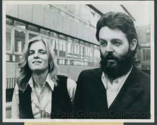 Beatles B183 Press Photo - Paul Mccartney/linda Break Up Beatles In Court - 71 - Estq