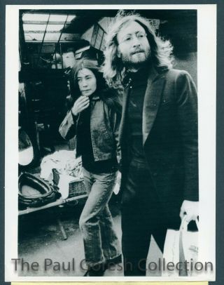 Beatles - C134 Press Photo - John Lennon Yoko - Honeymoon - Flea Market - Paris - 69 - Estq