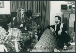 Beatles - B855 Press Photo - Ringo Starr - Barbara Bach Plays Drums - 1981 - Estq