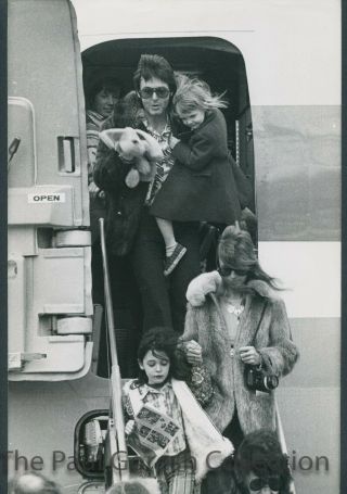 Beatles - B857 Press Photo - Paul Mccartney Linda All Kids Wings Paris - 1976 - Estq