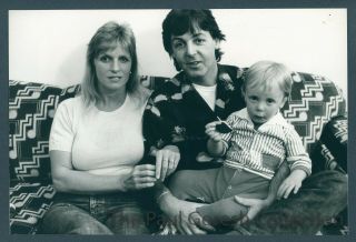 Beatles - C127 Press Photo - Paul Mccartney - Linda Son James At Home - 1980s - Estq