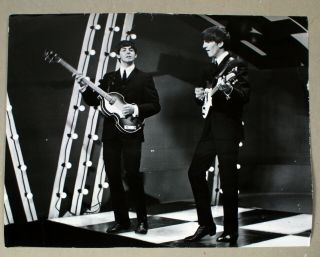 Beatles L132oversize Press Photo - Performing On Stage - George & Paul - 1964 - Estq