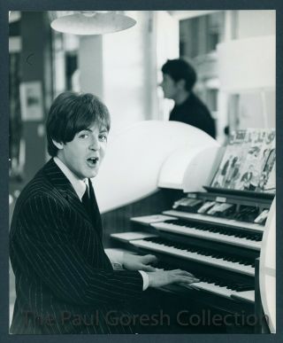 Beatles - B956 Press Photo - Paul Mccartney On Organ - Help - 1965 - Estq