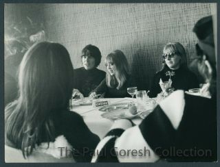 Beatles - B849 Press Photo - George Harrison Dining W/friends - Film Help 1965 - Estq