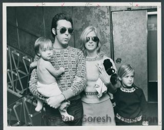 Beatles - 861 Press Photo - Paul Mccartney & Linda With Two Of Their Kids - 1971 - Estq