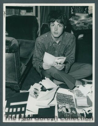 Beatles - B738 Press Photo - Paul Mccartney Takes Lsd - Opens Fan Mail - 1965 - Estq