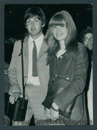Beatles - B617 Press Photo - Paul Mccartney Receives Mbe - Jane Asher - 1965 - Estq