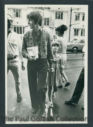 Beatles - B798 Press Photo - Paul Mccartney With Step Sister Ruth - 1968 - Estq