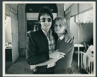 Beatles - B432 Press Photo - Paul Mccartney With Linda - 1968 - Estq