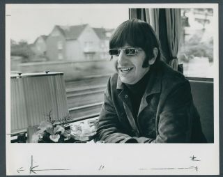 Beatles - B819 Press Photo - Ringo Starr On Beatles Special Train - 1966 - Estq