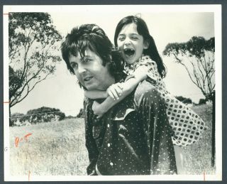 Beatles B301 Press Photo - Paul Mccartney With Daughter - Mary - 1970s - Estq