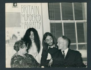 Beatles - B707 Press Photo - John Lennon Yoko - Parents Of James Hanratty - 1971 - Estq