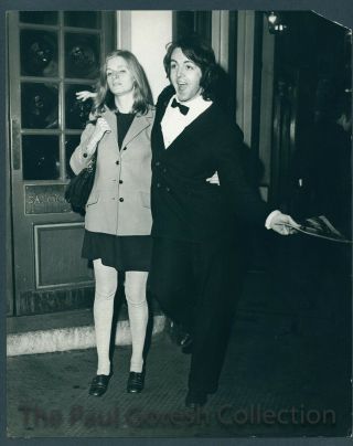 Beatles - C147 Press Photo - Paul Mccartney With Girlfriend Linda Eastman - 1968 - Estq