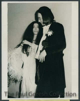 Beatles - B589 Press Photo - John Lennon Yoko Ono At Grammy Awards Show - 1976 - Estq
